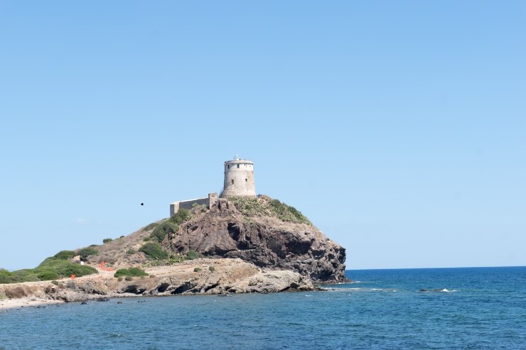 torre di avvistamento nel mare in sardegna