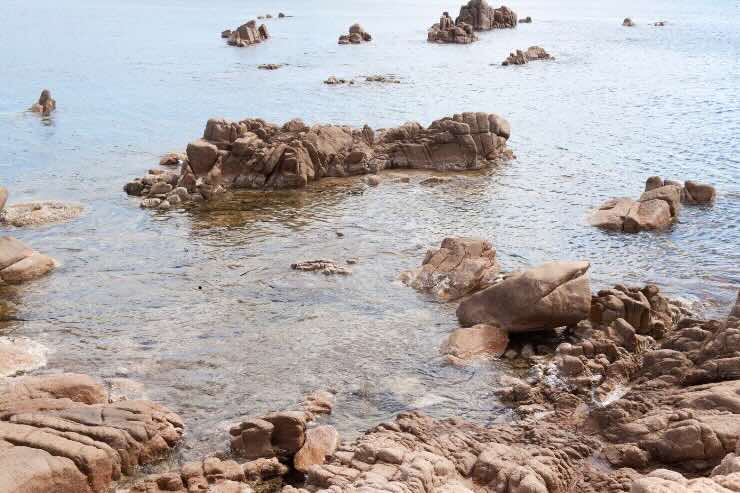 scogli nel mare della sardegna