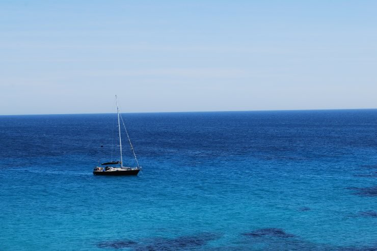 barca in mezzo al mare in sardegna