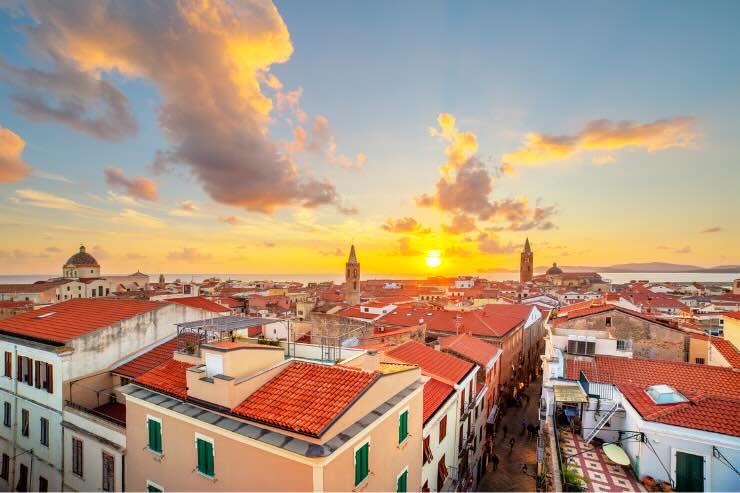 tetti delle case con tramonto ad Alghero