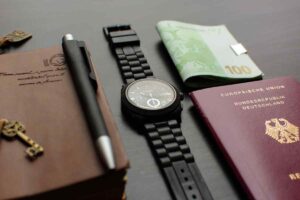 documento orologio e 100 euro su una scrivania