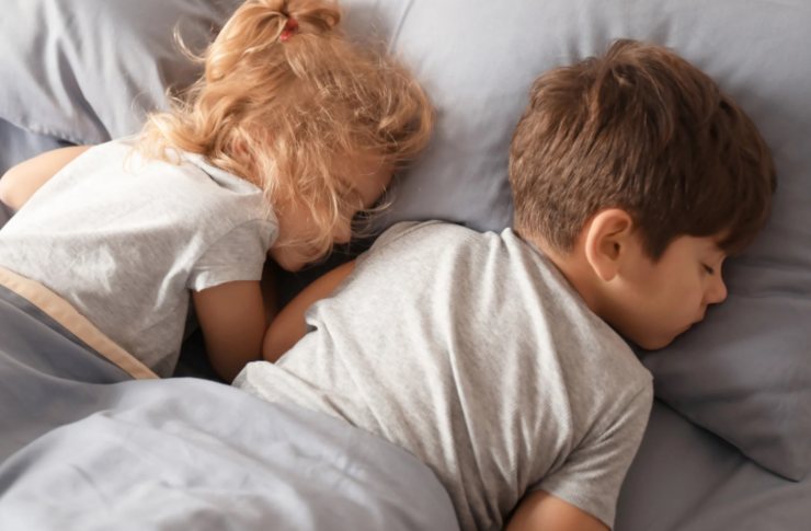 bambino e bambina che dormono