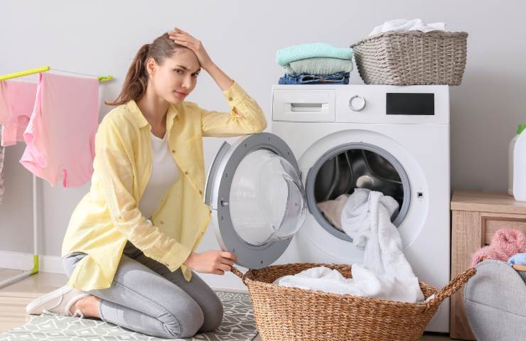 donna sposta bucato rovinato