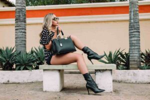 donna con borsa verde