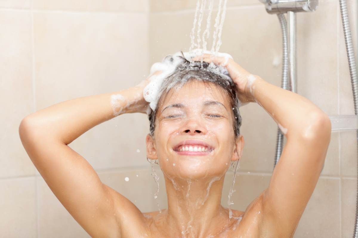 Donna che fa lo shampoo