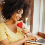 Donna che sorride e usa il pc