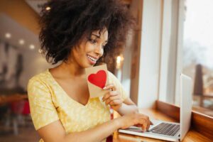Donna che sorride e usa il pc