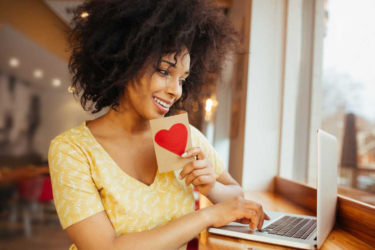 Donna che sorride e usa il pc