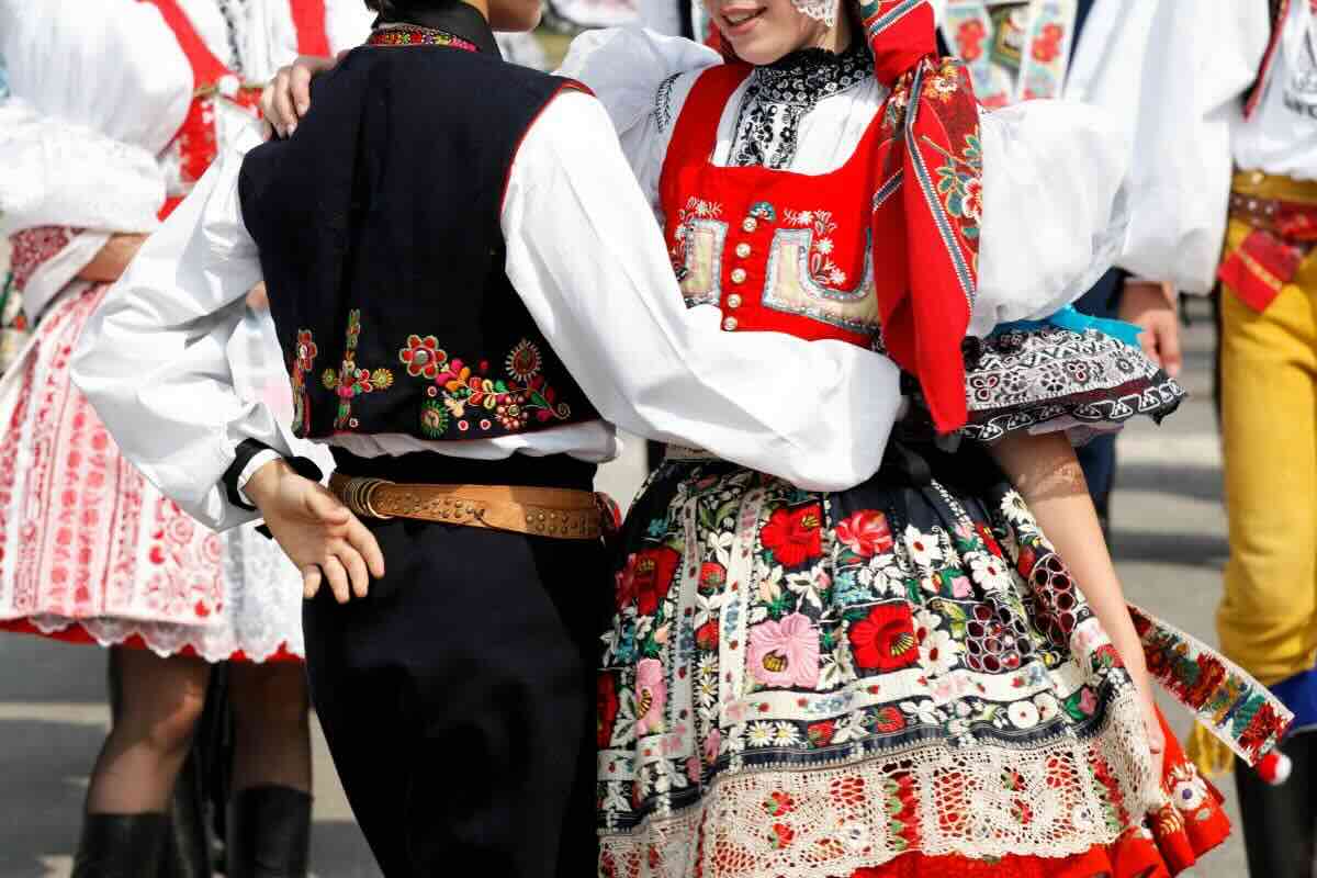 Uomo e donna in abito popolare che ballano
