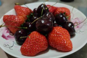Piatto con fragole e ciliegie