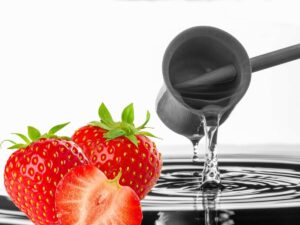 sfondo liquido che cola da colino e fragole