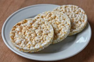 Gallette di riso in un piatto