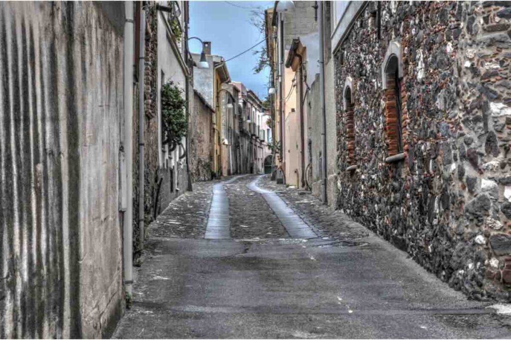 strada di pietra del borgo di Galtellì