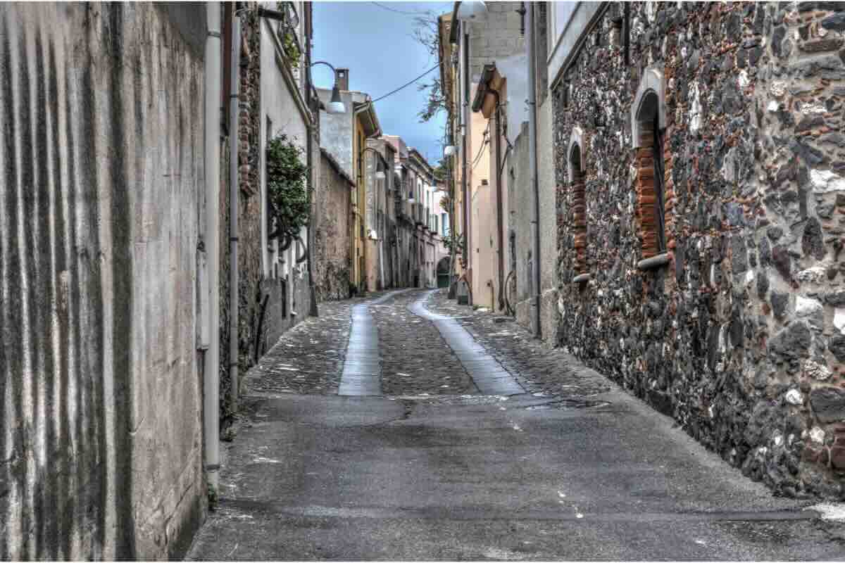 strada di pietra del borgo di Galtellì