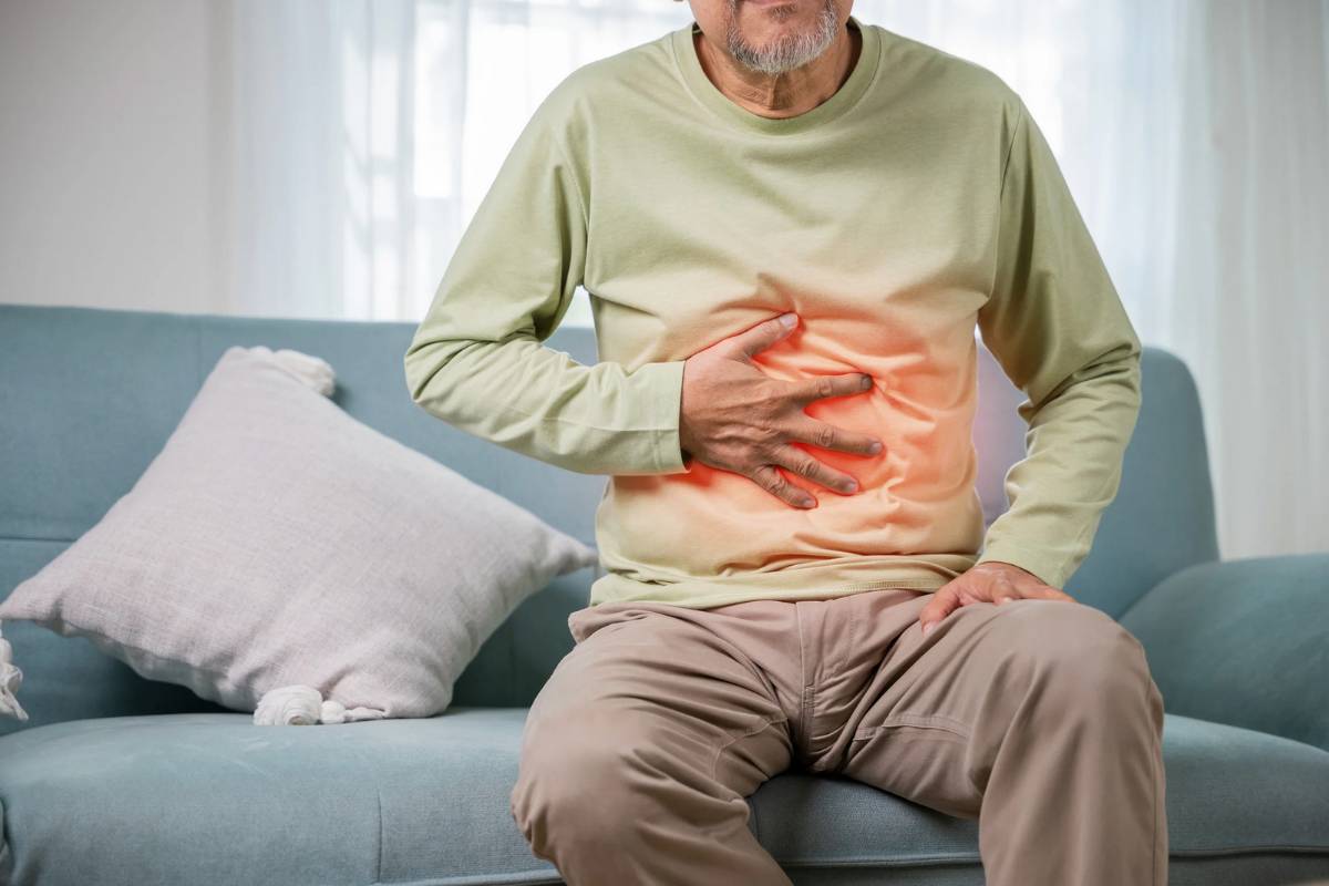 Uomo che si tocca lo stomaco