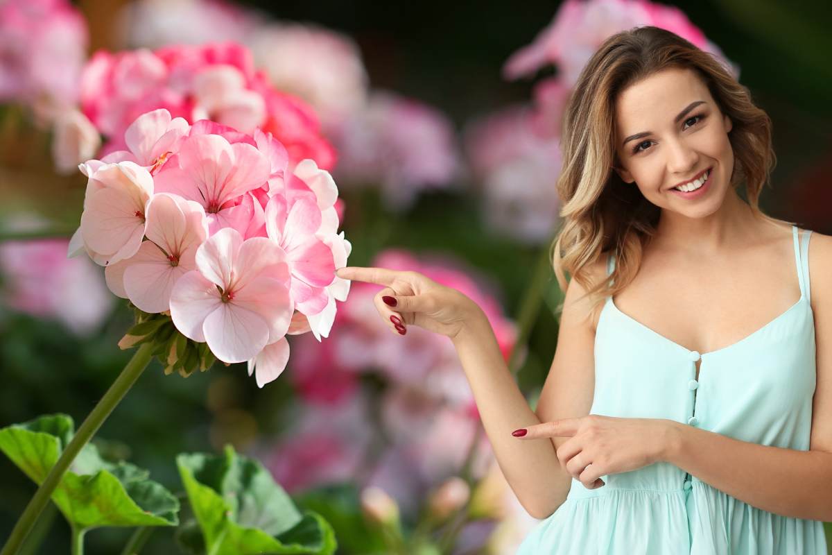granio rosa e donna che indica