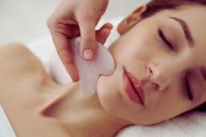 Donna che si sottopone a massaggio con Gua Sha