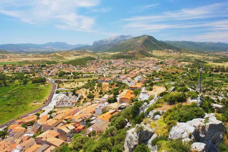 Paesaggio della natura e case di Posada in Sardegna