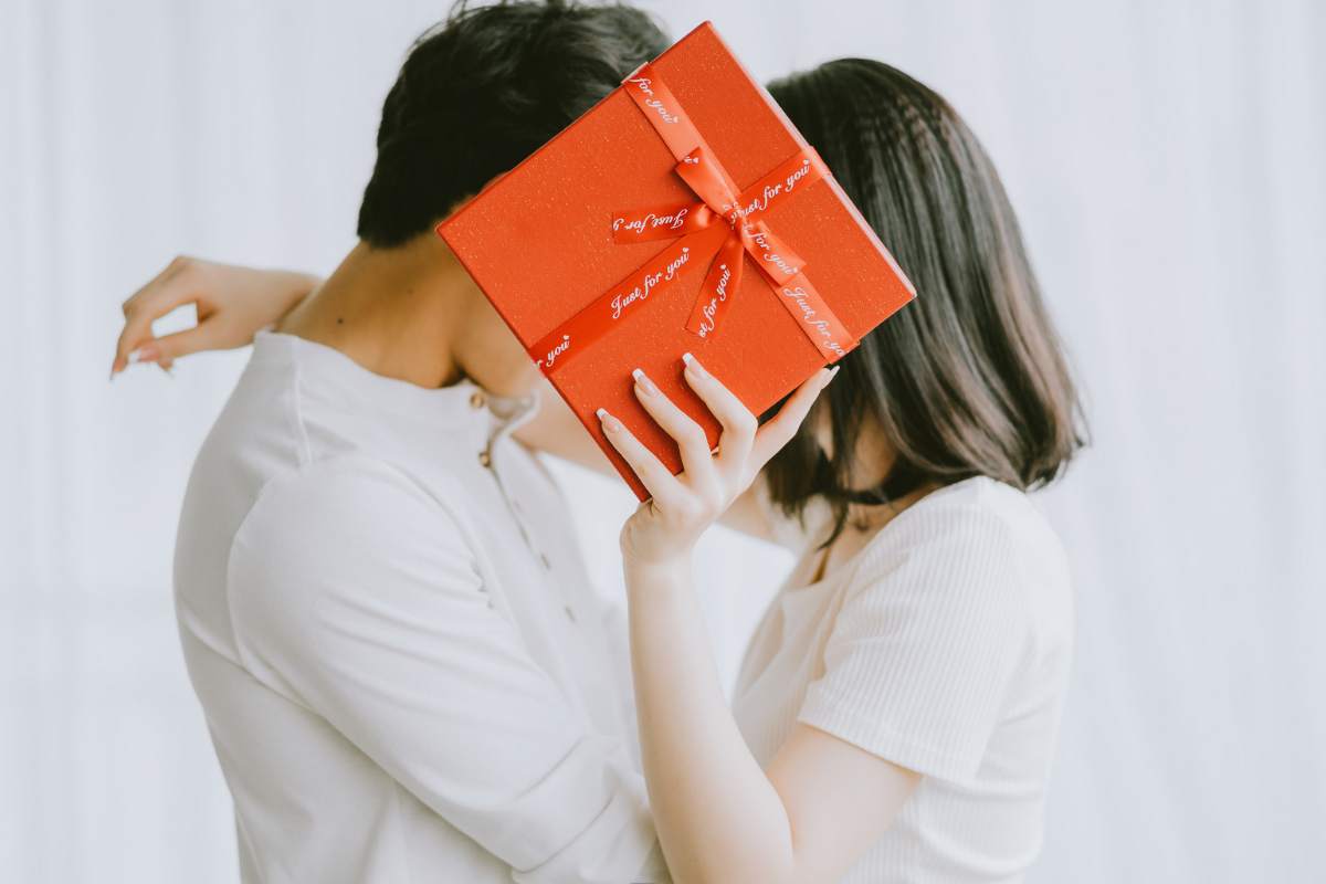 Due persone nascoste da un pacchetto regalo