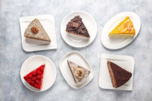 Fette di torta assortite su dei piattini