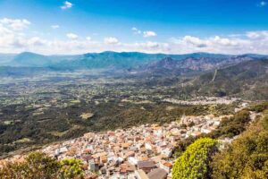 casette e paesaggio della sardegna