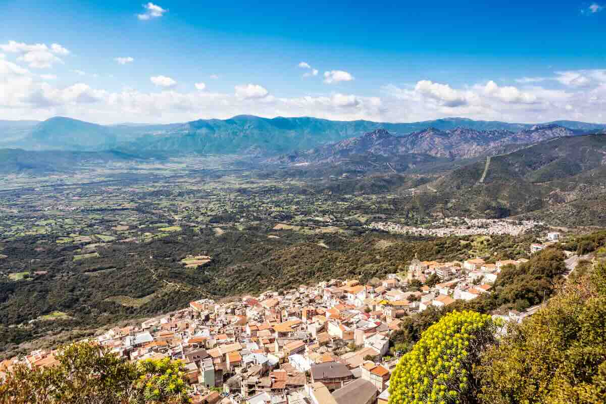 casette e paesaggio della sardegna