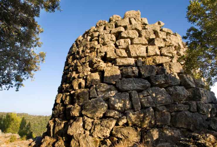 esterno del nuraghe sardo