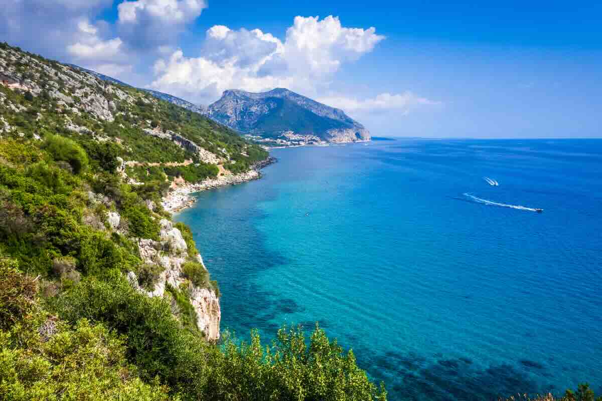 scogliera della sardegna con mare