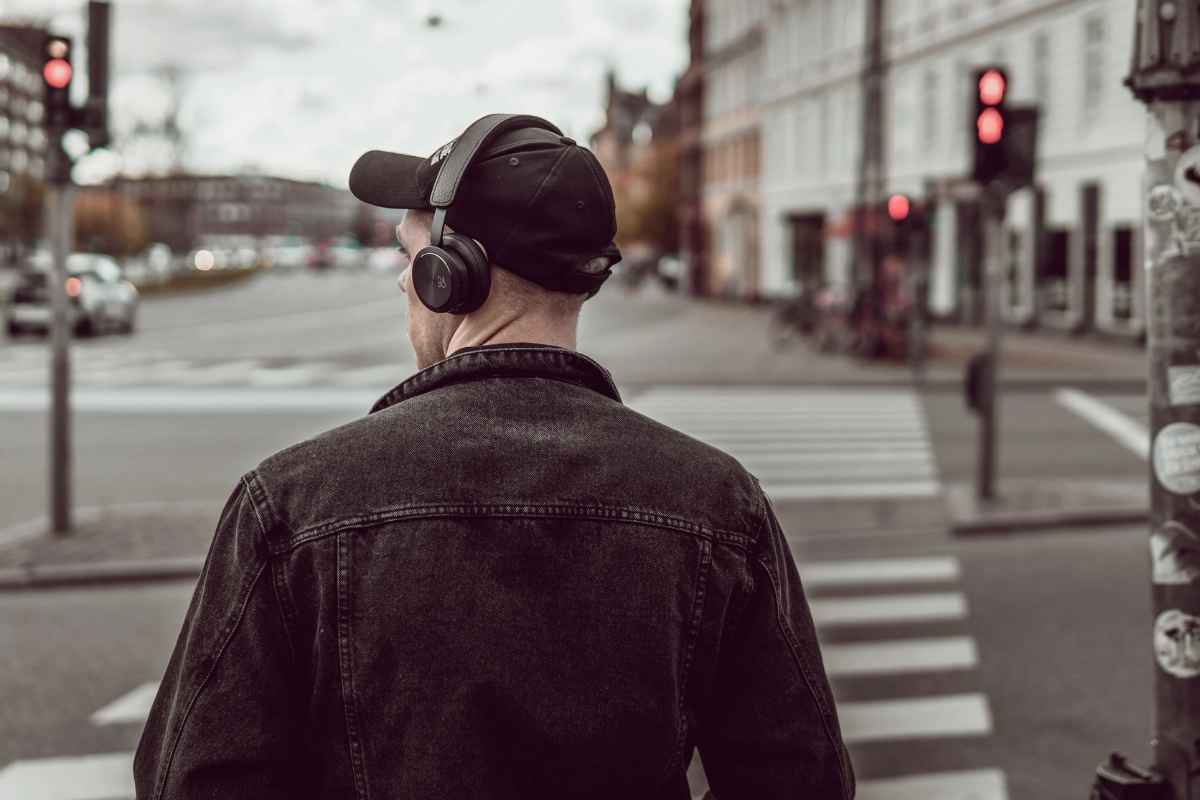 Uomo in strada con le cuffie