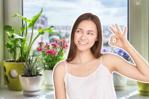piante sulla finestra e donna gesto ok