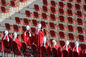 cardinali in attesa a piazza san pietro