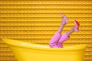 tacchi e pantaloni rosa