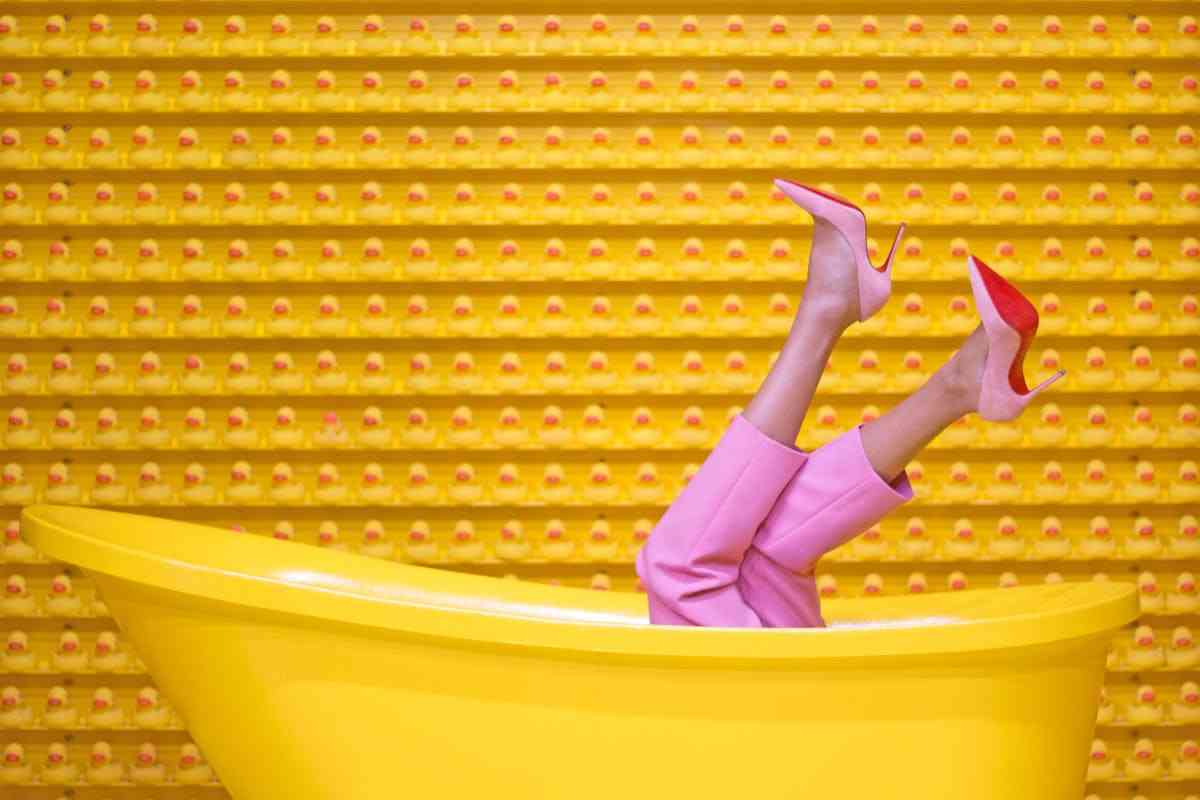 tacchi e pantaloni rosa