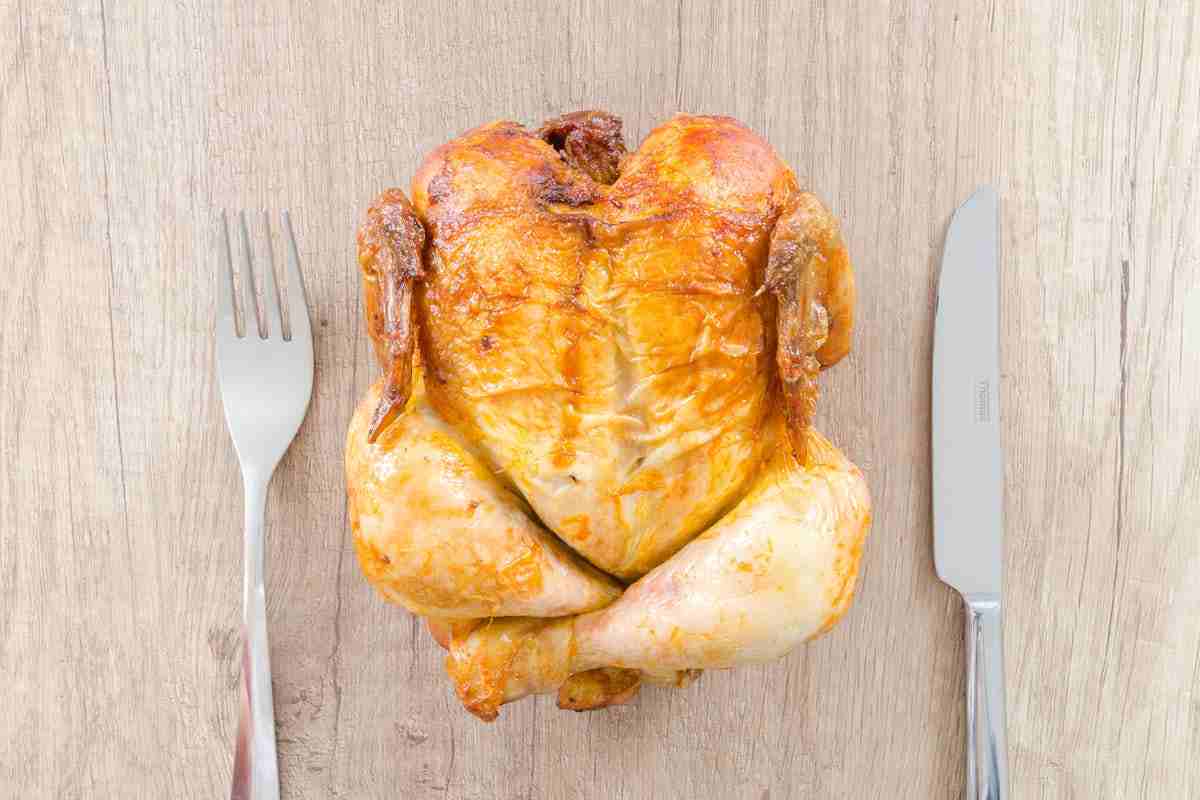 pollo intero e posate