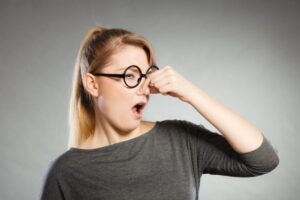 donna che si tappa il naso