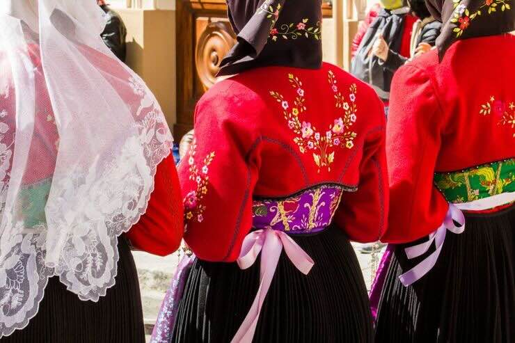 Donne di spalle in abiti popolari