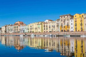 case che si specchiano nell'acqua a Bosa in sardegna