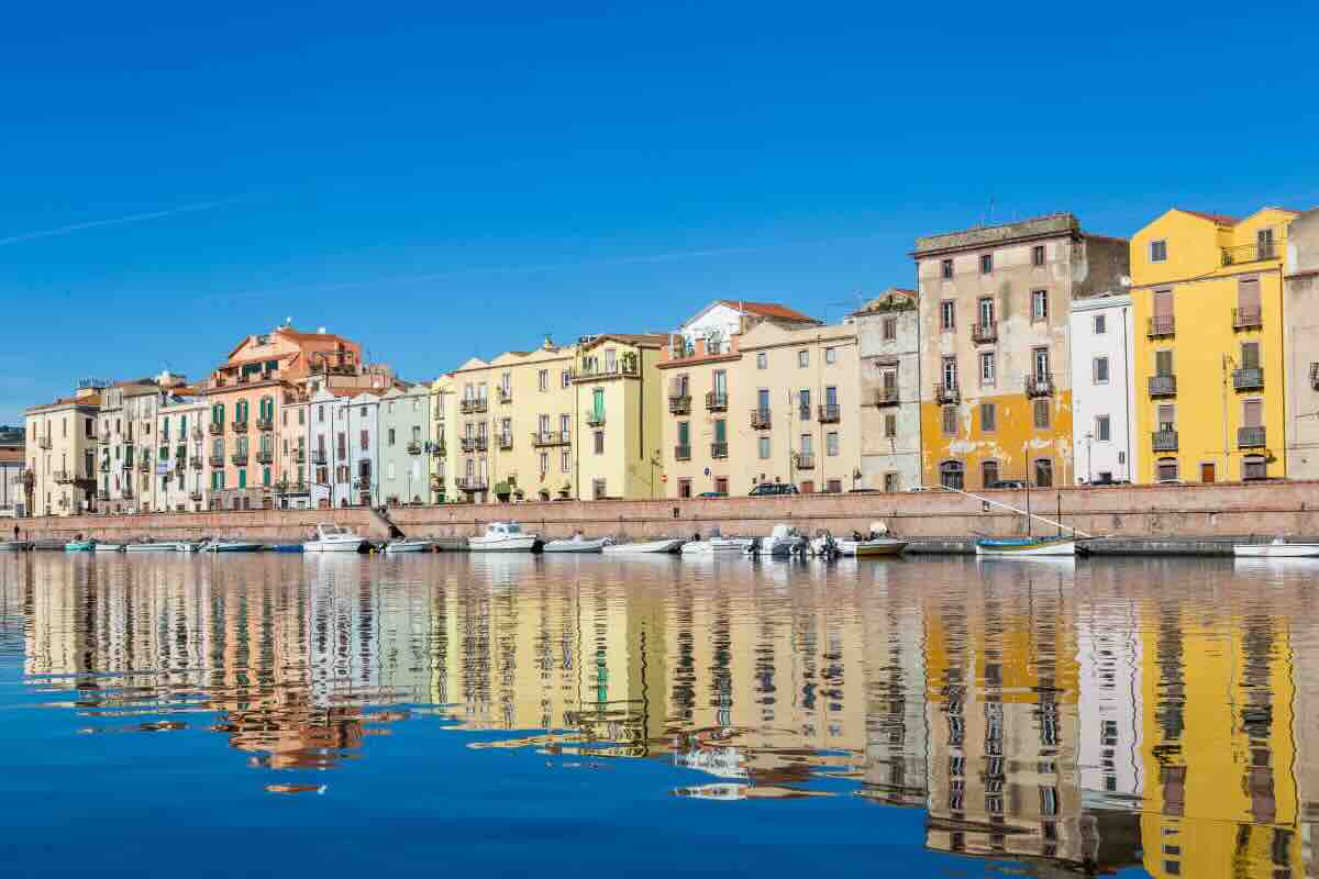 case che si specchiano nell'acqua a Bosa in sardegna