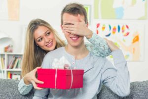 Ragazza che dà regalo a un ragazzo