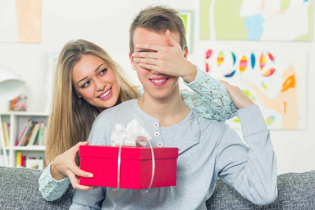 Ragazza che dà regalo a un ragazzo