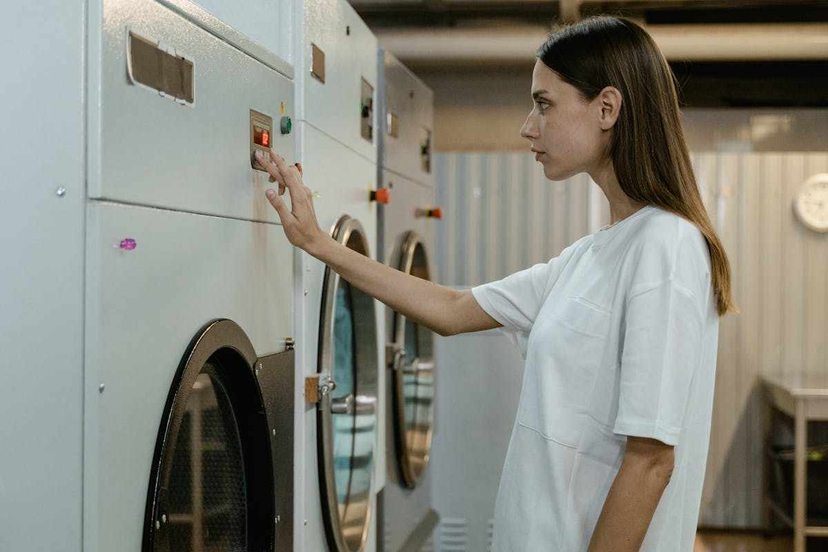donna che accende asciugatrice