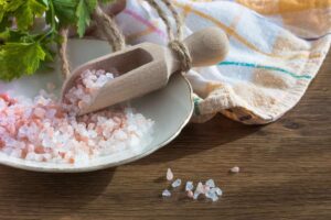 Piatto con una palettina piena di sale rosa