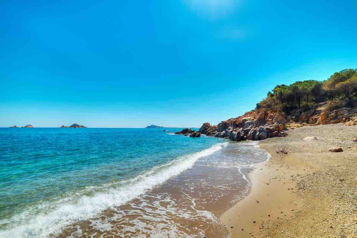 spiaggia con sabbia dorata e acqua cristallina sardegna