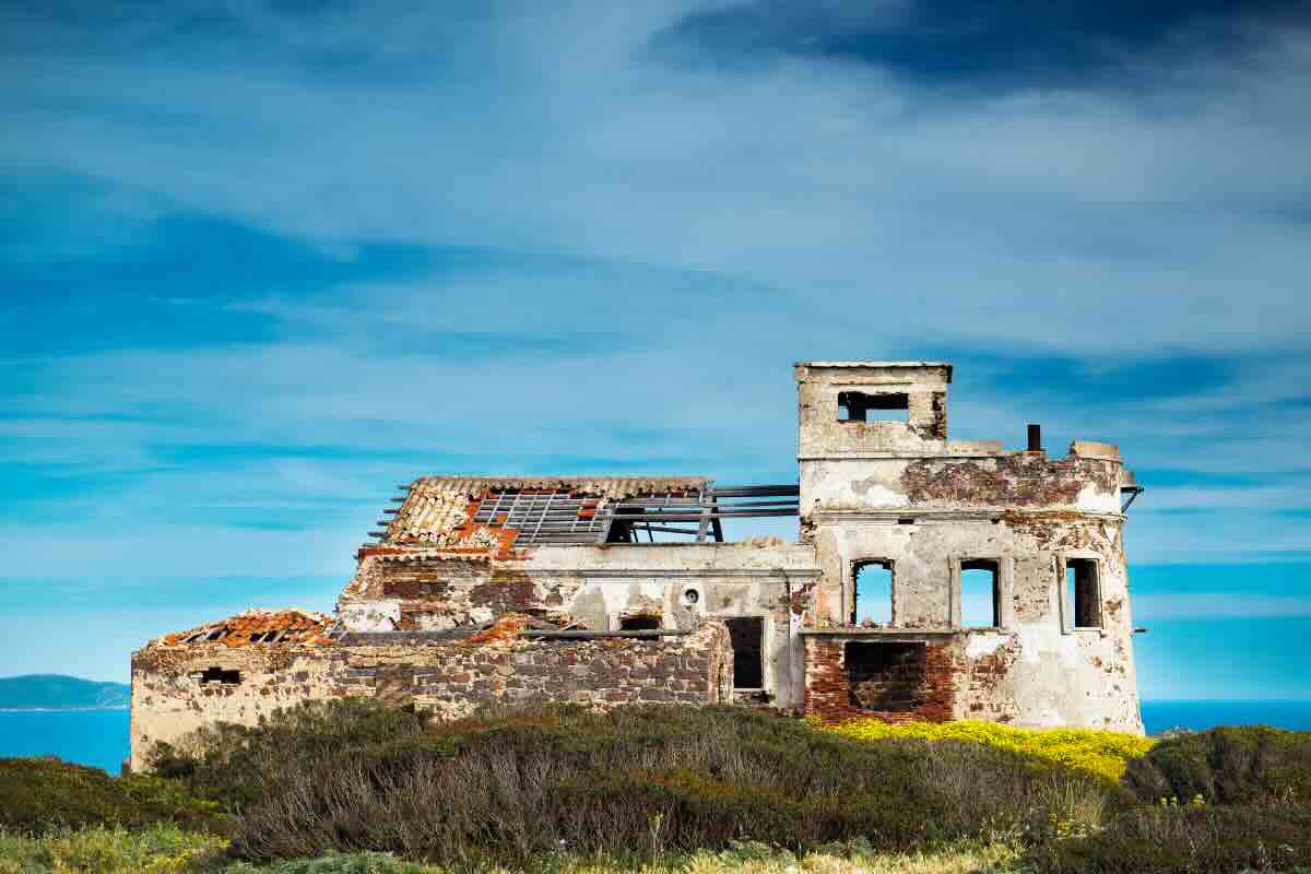 rudere con sfondo di mare e cielo