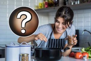Donna che cucina e punto interrogativo