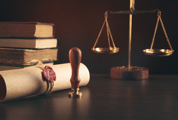 oggetti che rappresentano la legge