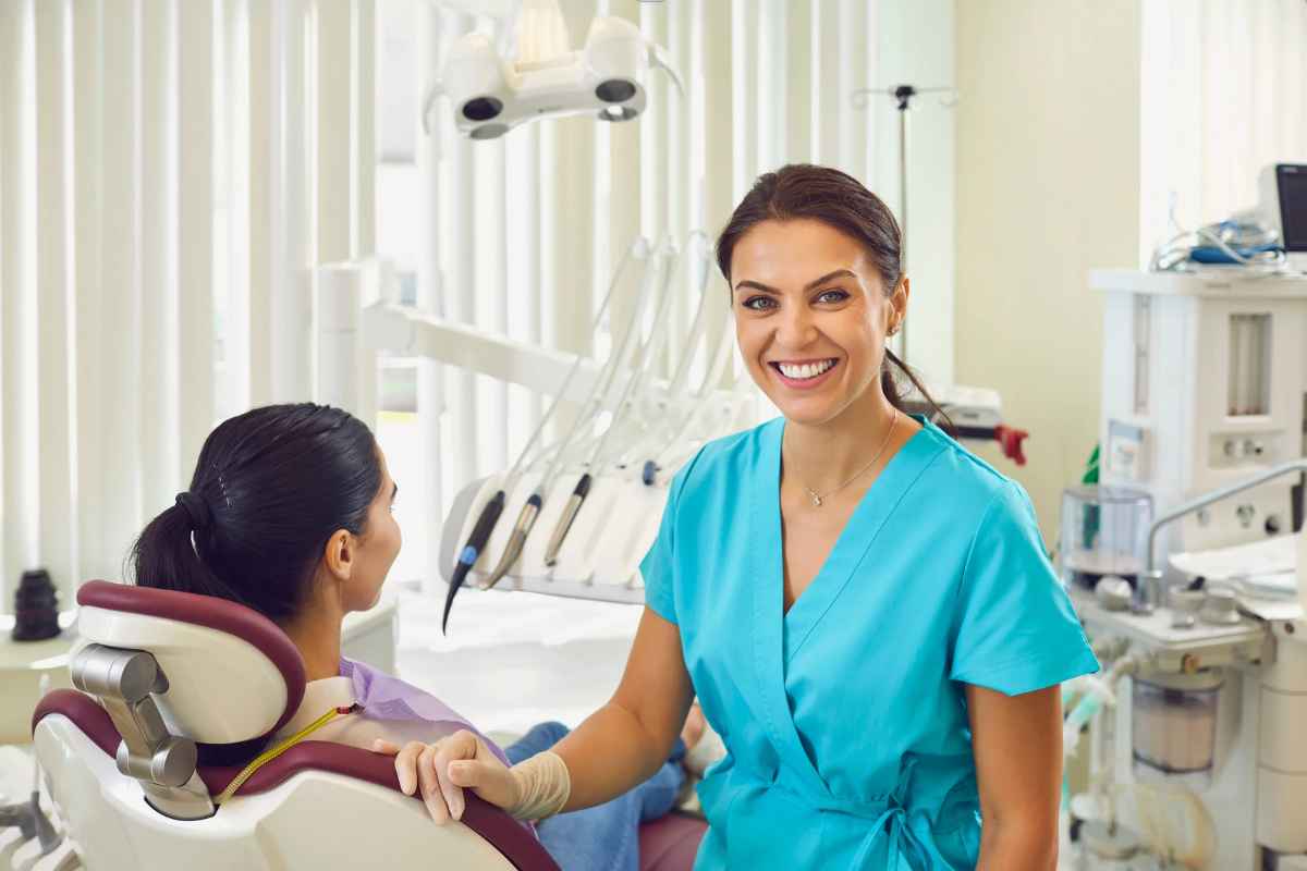 Una dentista con la sua paziente