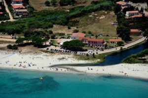 spiaggia, mare e paesaggio con case a budoni in sardegna