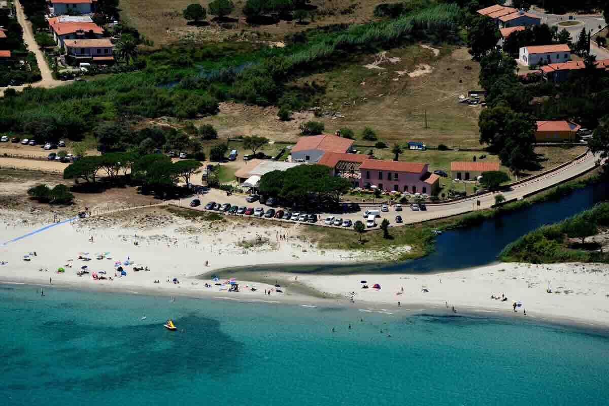 spiaggia, mare e paesaggio con case a budoni in sardegna
