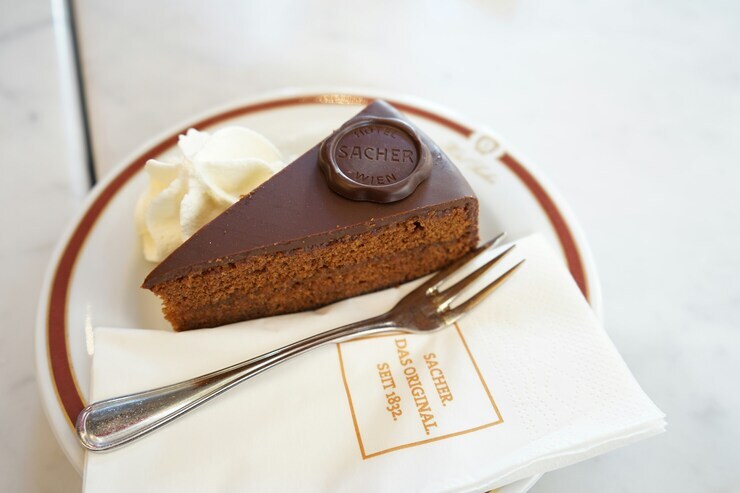 Fetta di Sachertorte su un piattino